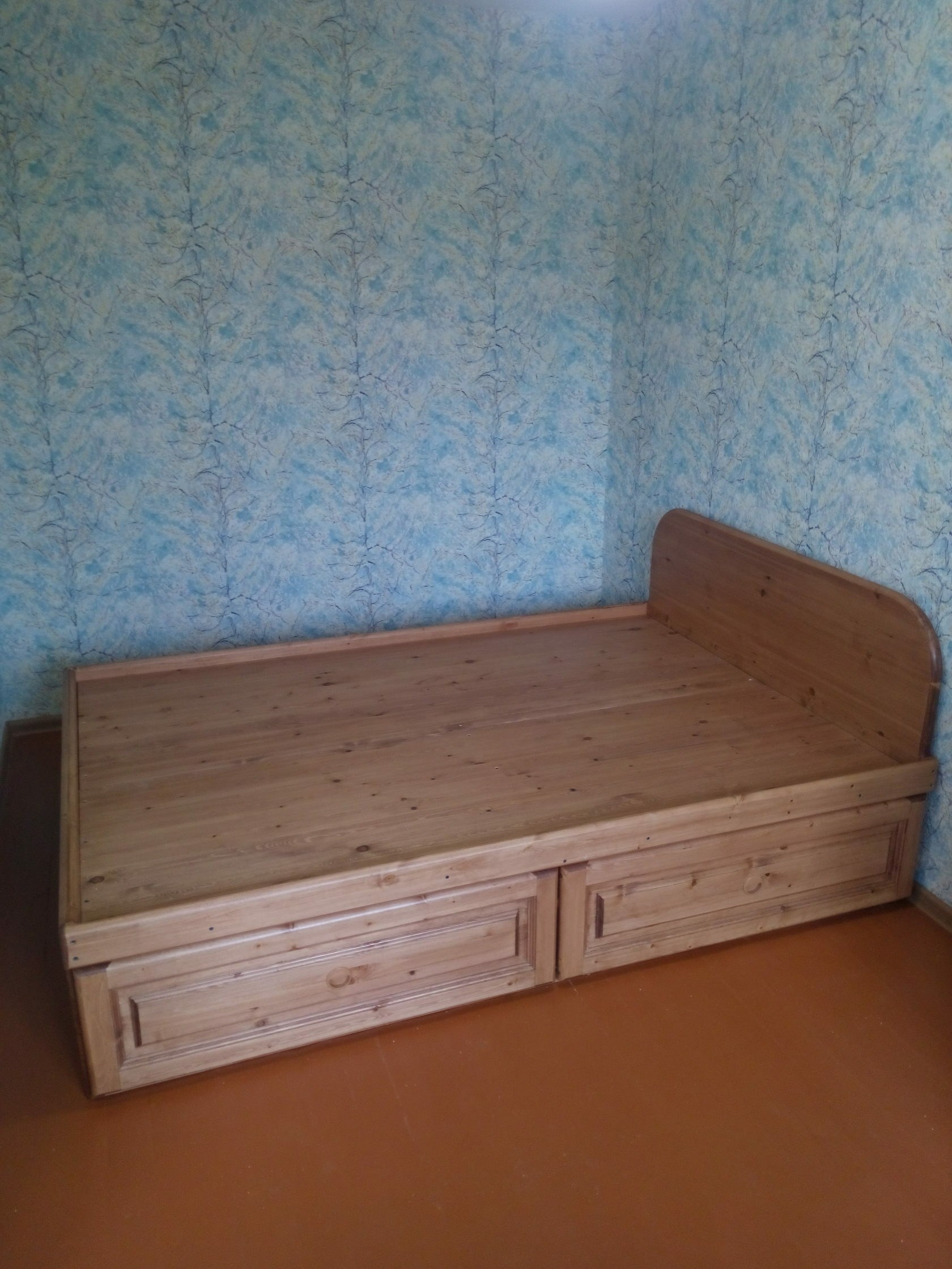 Кровать с ящиками из массива