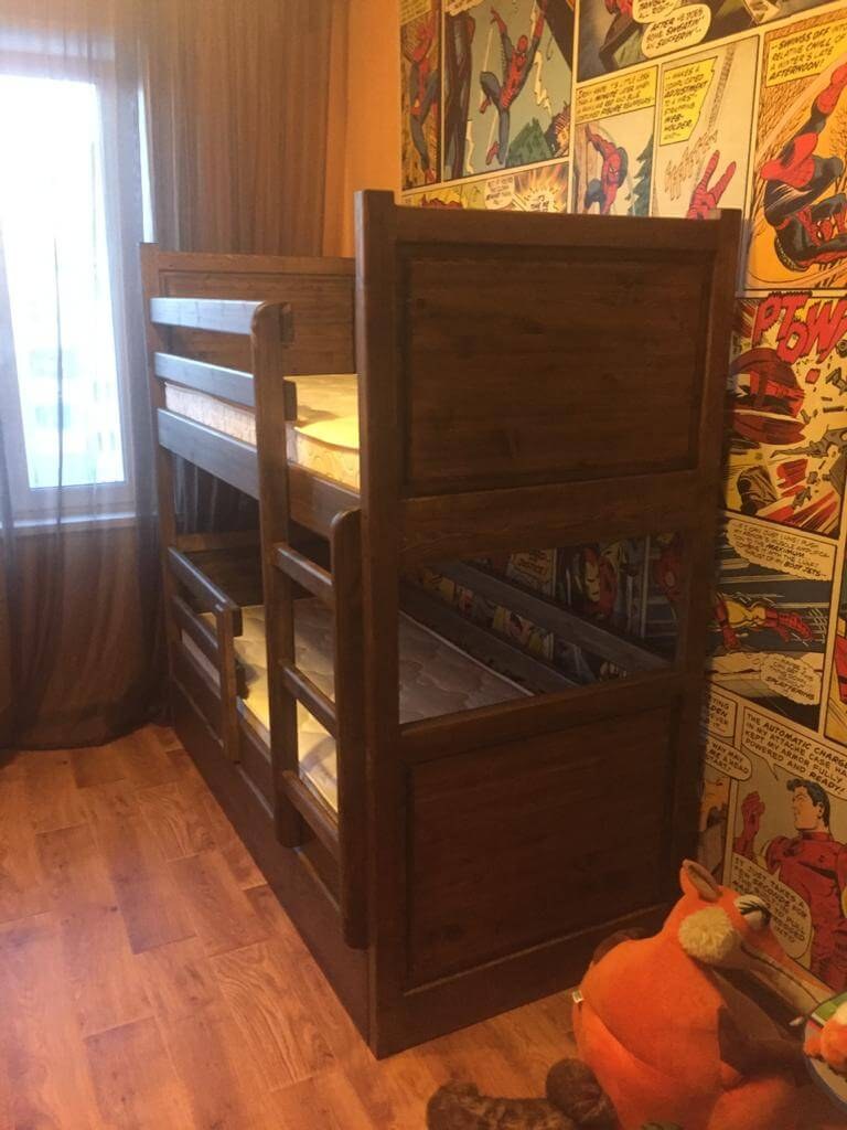 Двуспальная кровать из массива сосны с декоративными стойками изголовья. Изготовление на заказ в Мурманской — Мурманская область, Столярка 51