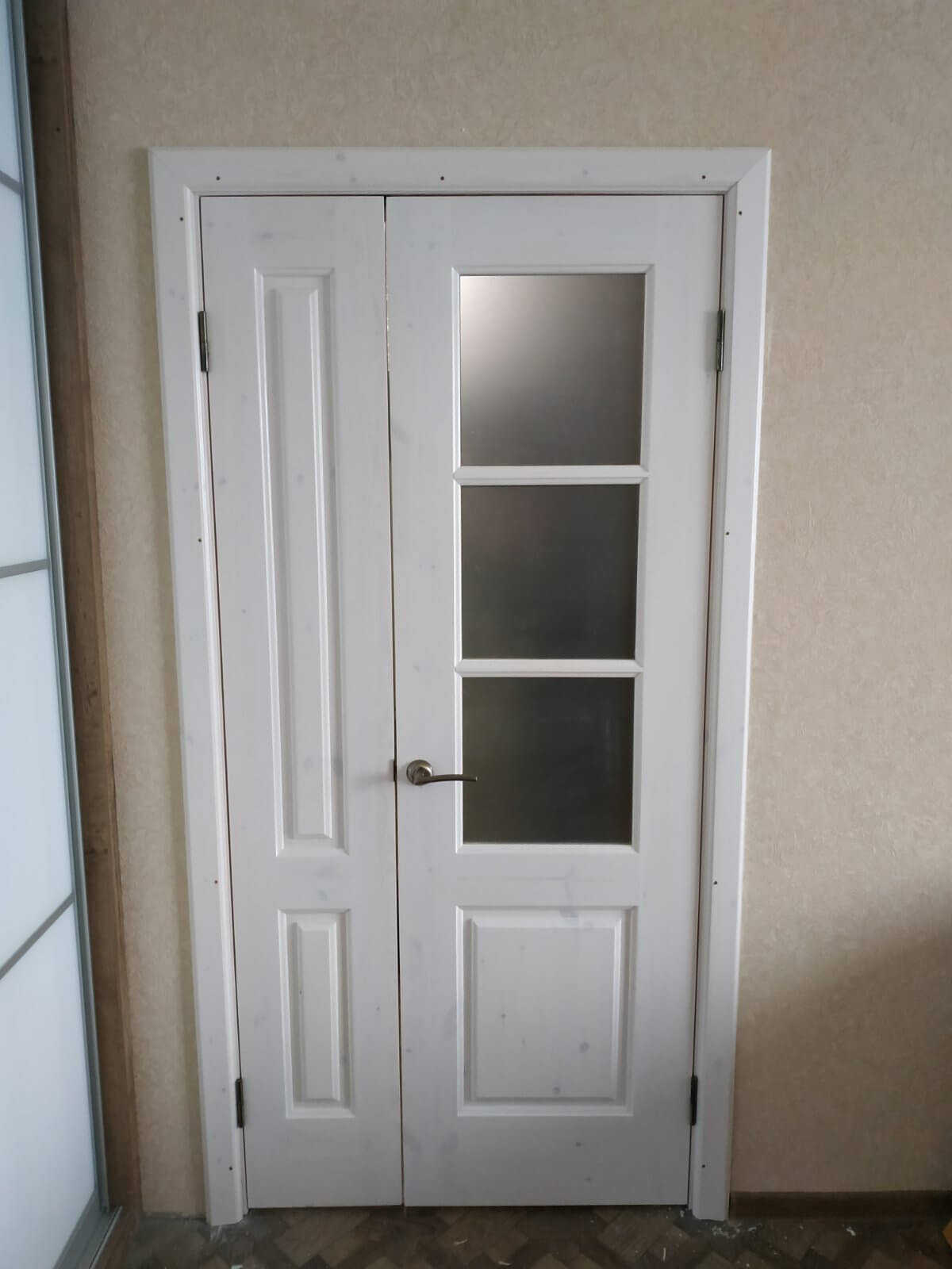 складная bifold-дверь из массива сосны с матовым стеклом: дверь из массива сосны на заказ. — Мурманская область, Столярка 51 — дополнительный ракурс
