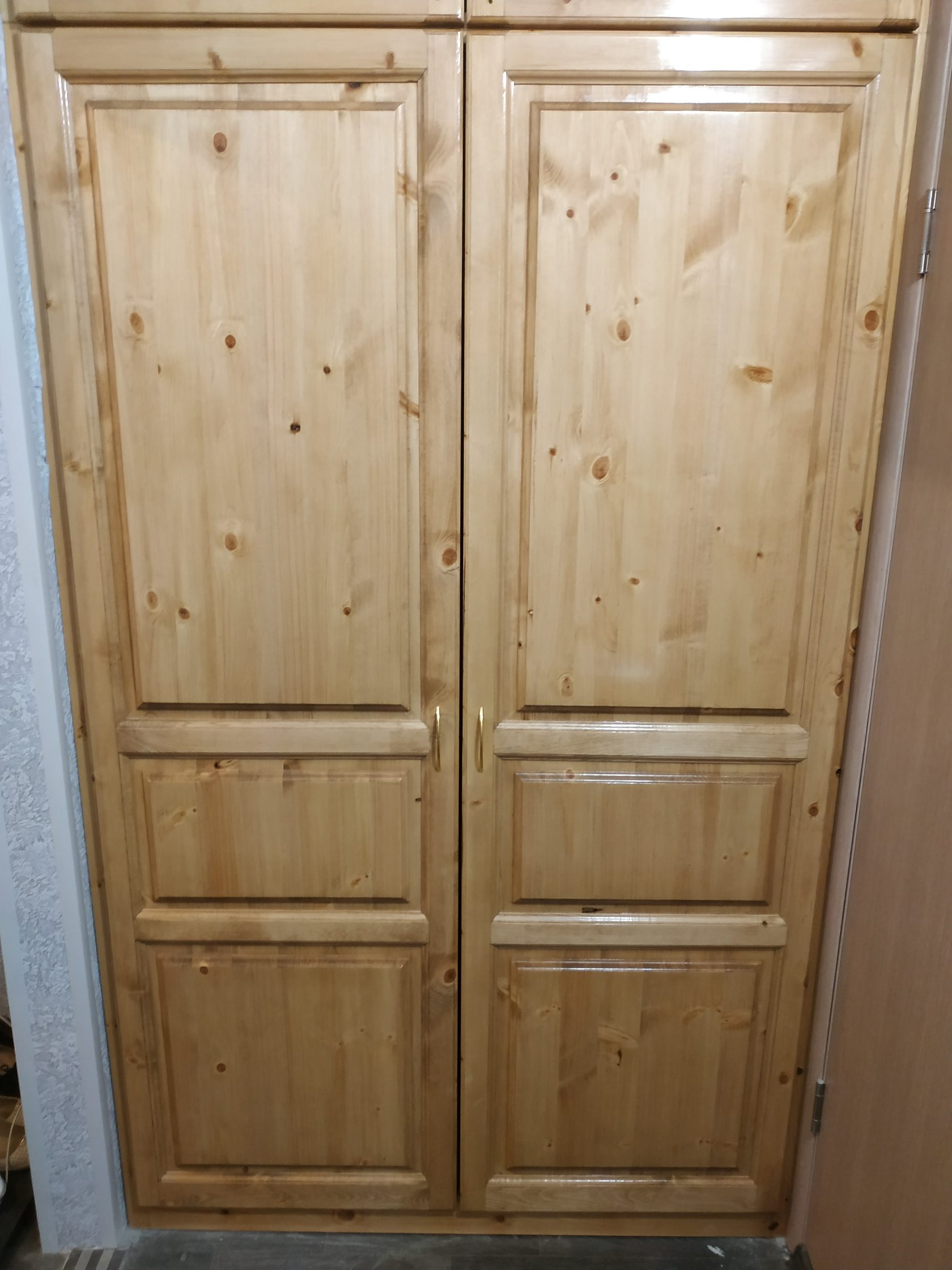 встроенный шкаф из массива сосны в нишу: шкаф из массива сосны на заказ. Изготовление — Мурманская область, Столярка 51 — дополнительный ракурс