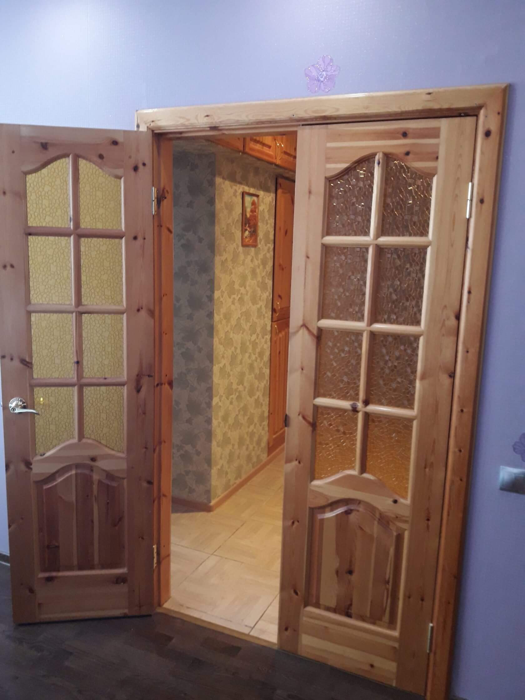 распашная дверь из массива сосны: дверь из массива сосны на заказ. Изготовление на заказ — Мурманская область, Столярка 51 — дополнительный ракурс