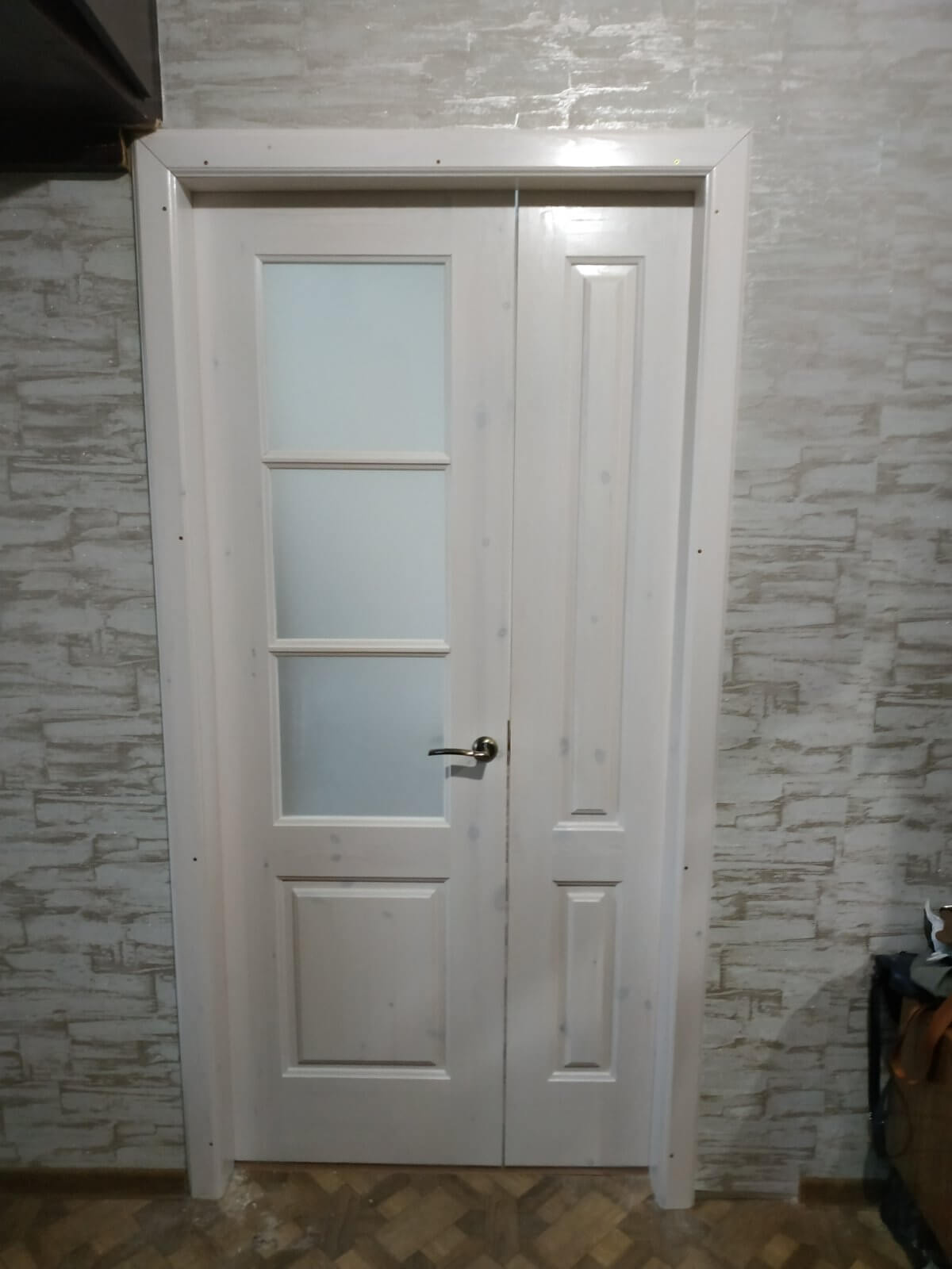 складная bifold-дверь из массива сосны с матовым стеклом: дверь из массива сосны на заказ. — Мурманская область, Столярка 51