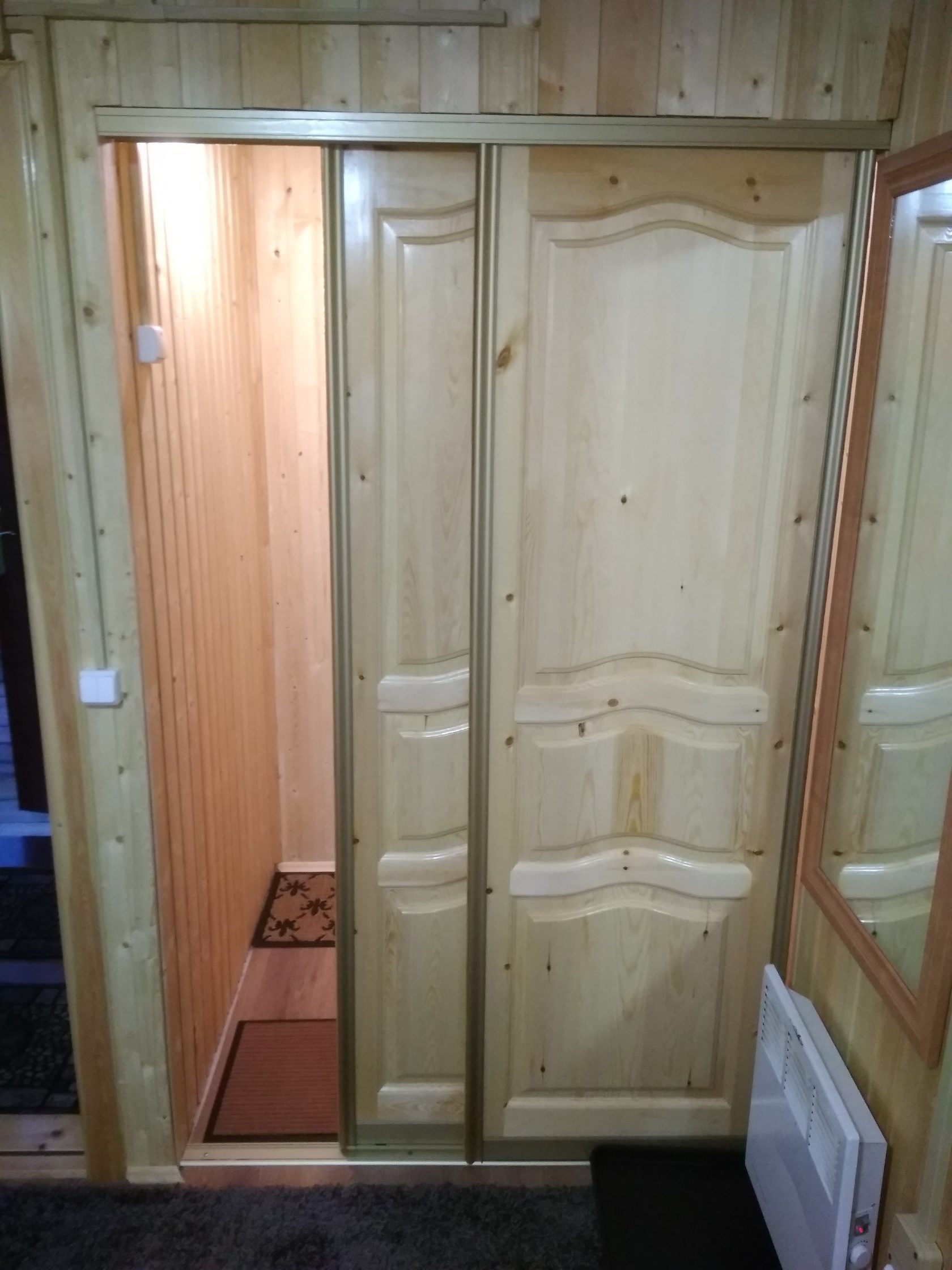 дверь из массива сосны на заказ: шкаф-купе из массива сосны. Изготовление на заказ в — Мурманская область, Столярка 51