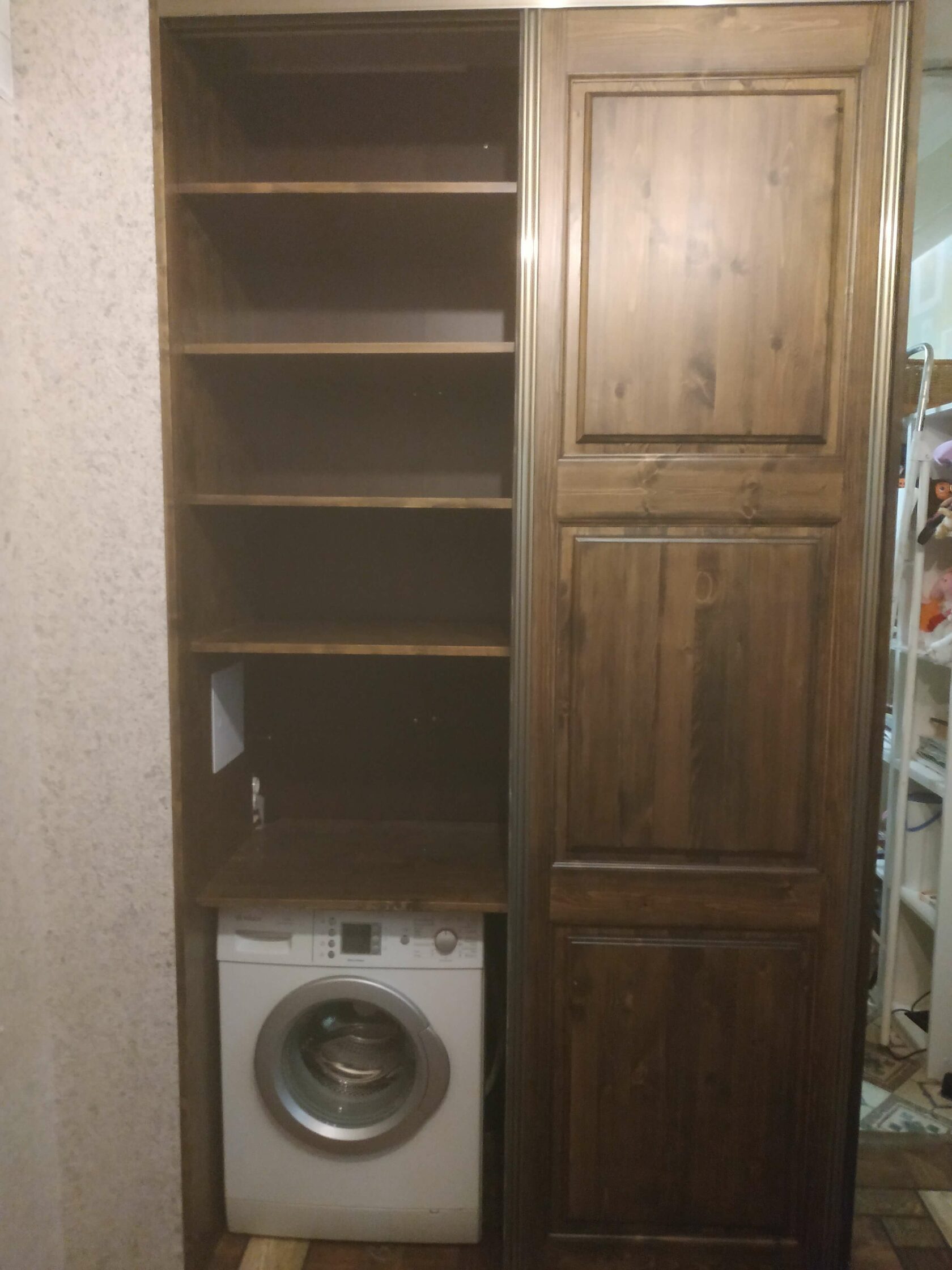 Шкаф из массива сосны с гладкими матовыми фасадами. Изготовление на заказ в Мурманской области — Мурманская область, Столярка 51 — дополнительный ракурс