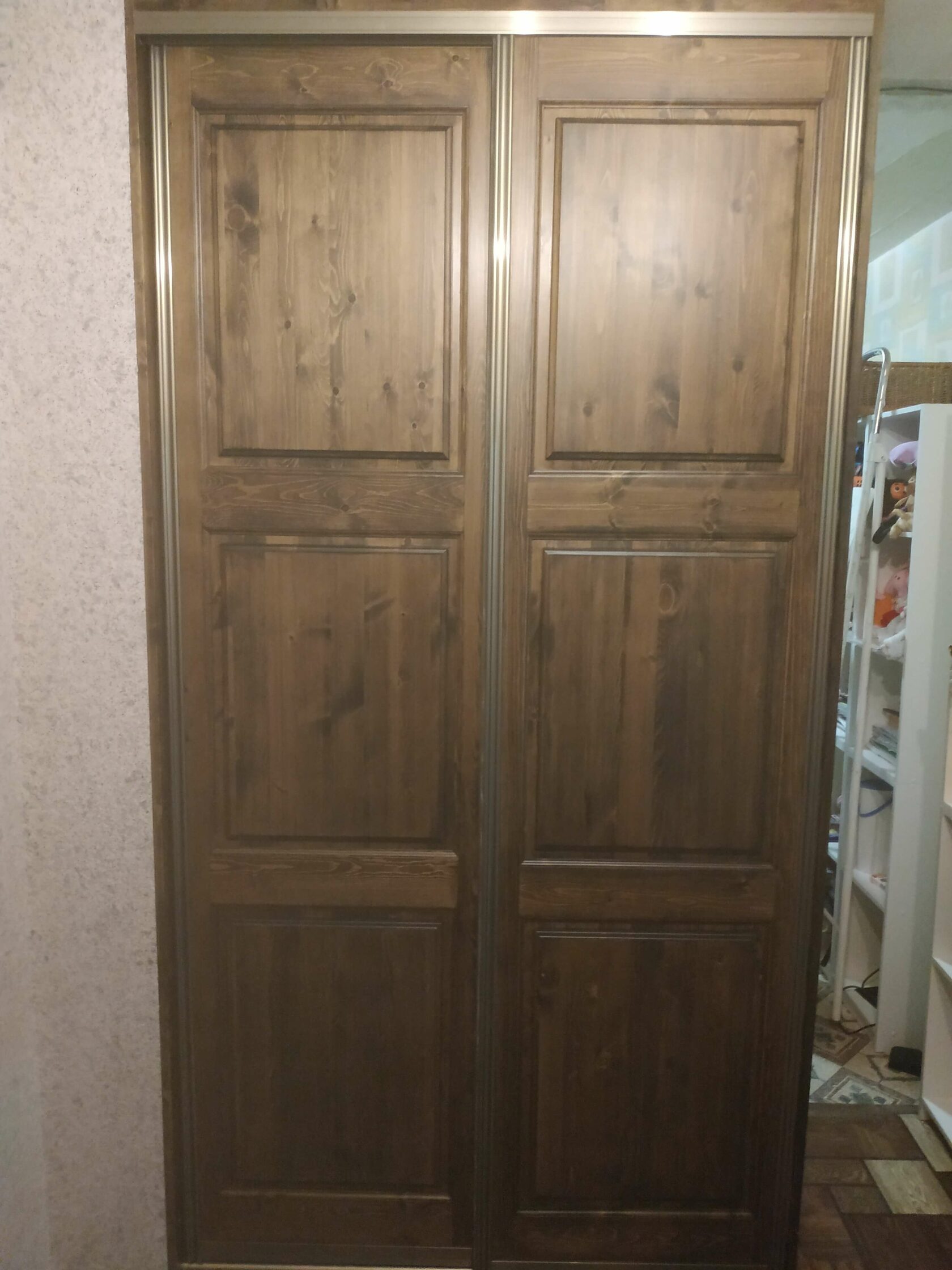 Шкаф из массива сосны с гладкими матовыми фасадами. Изготовление на заказ в Мурманской области — Мурманская область, Столярка 51
