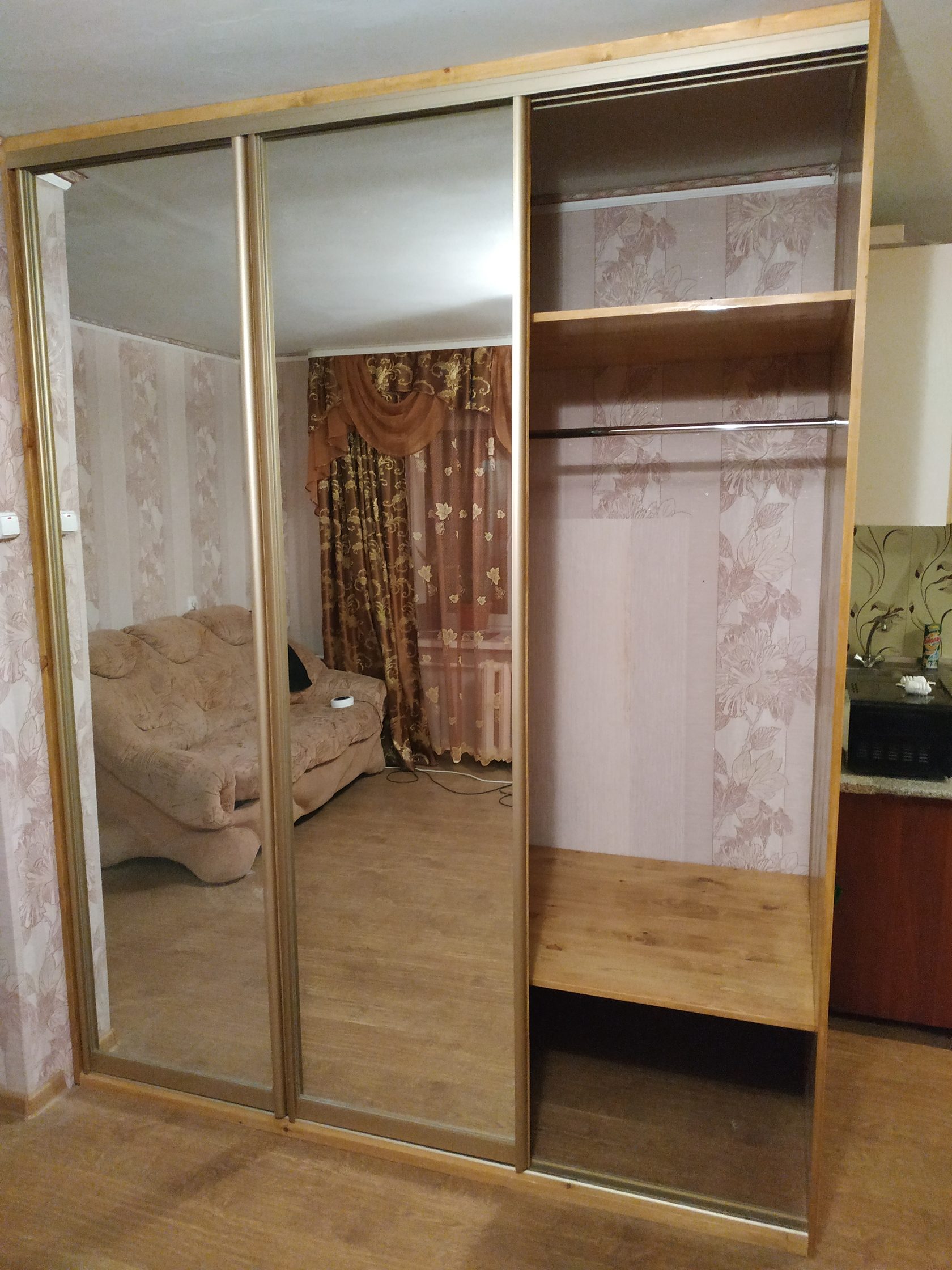 раздвижная дверь из массива сосны: шкаф-купе из массива сосны. Изготовление на заказ в Мурманской — Мурманская область, Столярка 51 — дополнительный ракурс
